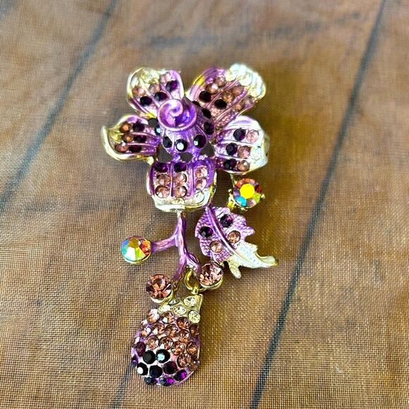 Vintage unmarked Purple and Gold Floral Crystal Brooch - Picture 1 of 4